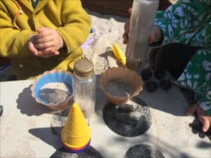 Sandkastenspielzeug Eisladen mit Eisfoermchen