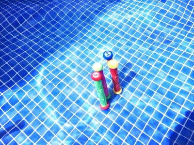 Tauchsticks im Wasser Beckenboden