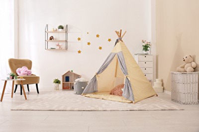 Gemütliche Kinder-Innenraum mit Spielzelt und Spielzeug Tipi Zelt
