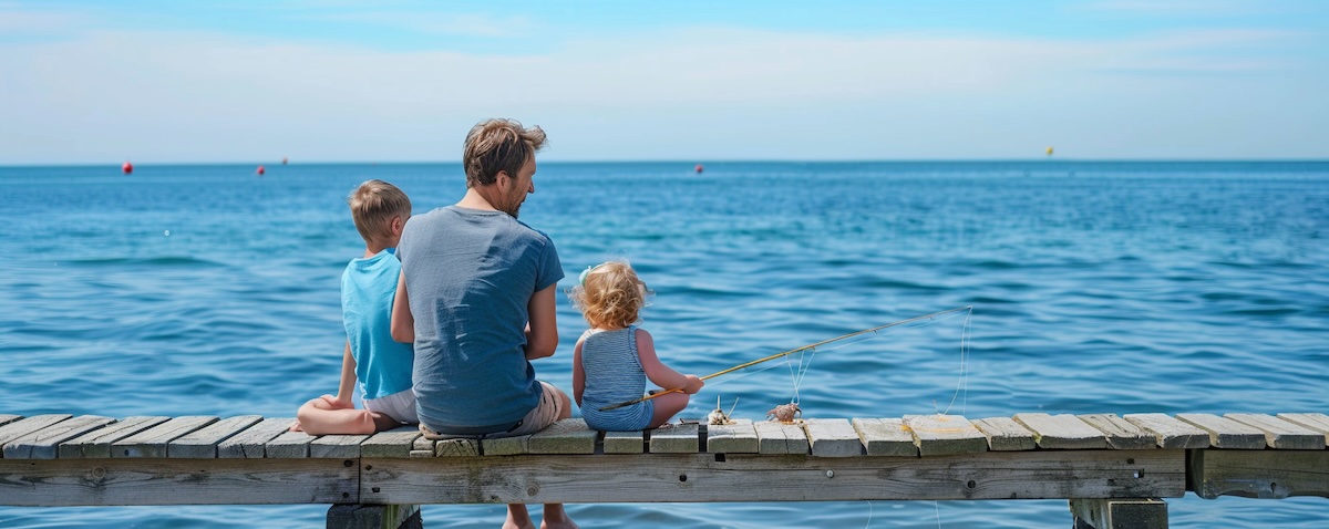 Krebsangeln mit Kindern am Steg – Familienerlebnis im dänischen Hafen