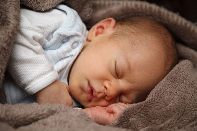 Baby im babyschlafsack
