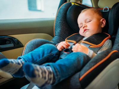 Baby schläft in babyschale