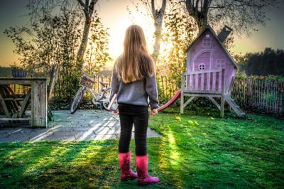 Kindersicherer Gartenzaun - Kind im umzäunten Garten