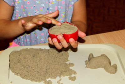 Kinetischen Sand kaufen - Kind spielt mit kinetischem Sand