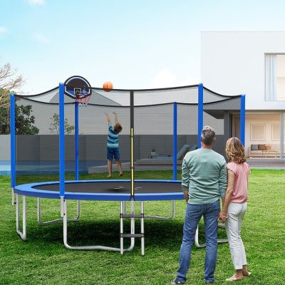 Gartentrampolin kaufen - Familie mit Trampolin im Garten