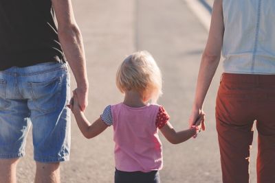 Kindererziehung im Fokus Kind mit Eltern 1