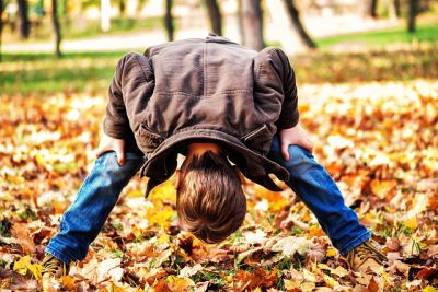 Outdoorspielzeug für den Herbst - Kind im Laub