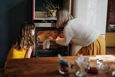 Babysitter Checkliste - Babysitter kocht mit Kind