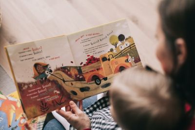 Babysitter Checkliste - Babysitter liest Kind vor
