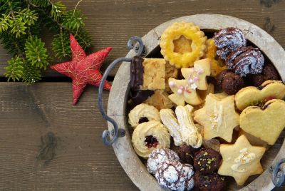 Plätzchenbacken mit Kindern - fertiger Plätzchenteller