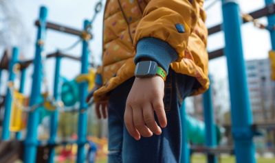 Kind mit GPS Tracker auf einem Spielplatz