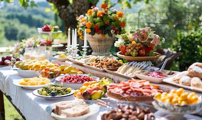 Ein Buffet auf einem Familienfest