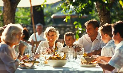 Ein Familienfest mit Großeltern und Kindern