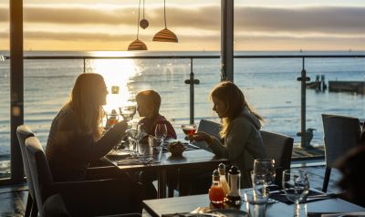 Familie beim Frühstück in einem Hotel in Cuxhaven