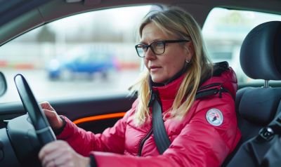Mutter macht ein Fahrsicherheitstraining