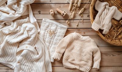 krabbeldecke mit namen und nachhaltigem babyspielzeug