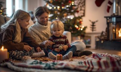 Kinder Weihnachten Schokolade genießen