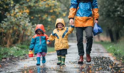 mit kindern draußen trotz schlechtem wetter spaziergang im regen