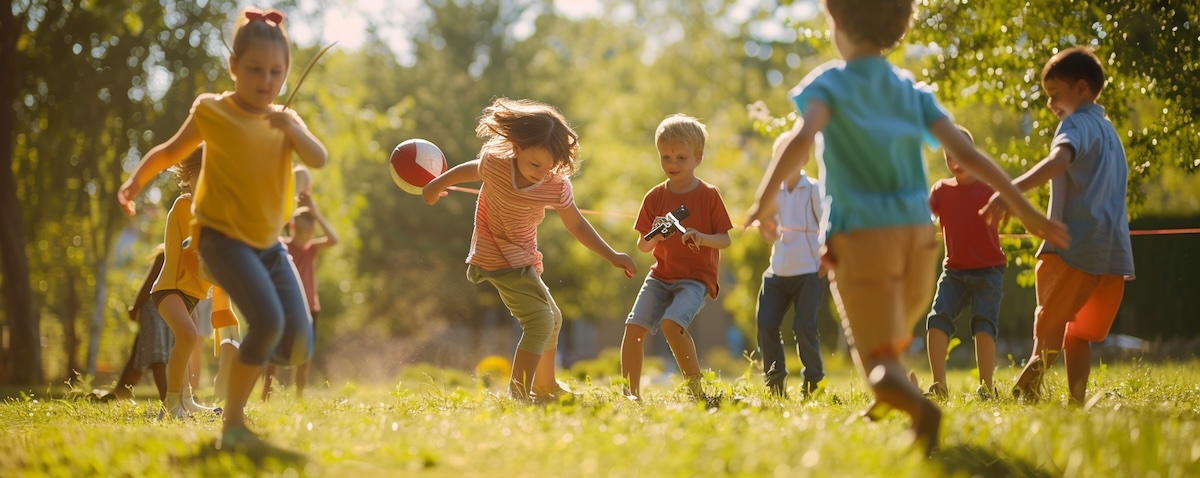 Kinder zwischen 5 und 8 Jahren bei verschiedenen Hobbys draußen im Park