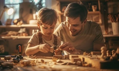 Vater und Kind bauen gemeinsam Holzspielzeug Werkstatt