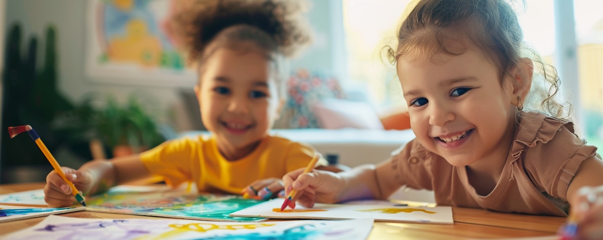 Kinder malen am Tisch eigene Kamishibai-Bildkarten
