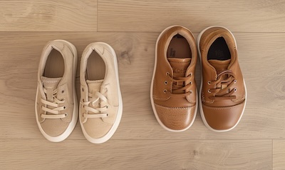 Zehenbox-Vergleich: schmaler klassischer Kinderschuh neben breitem Barfußschuh von oben